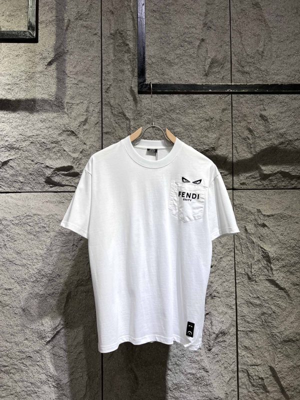 FENDI folded bag logo pocket T shirt is made of 280 grams of pure cotton fabric with spliced pockets and a silicone logo patch on the hem. The craftsmanship is complex